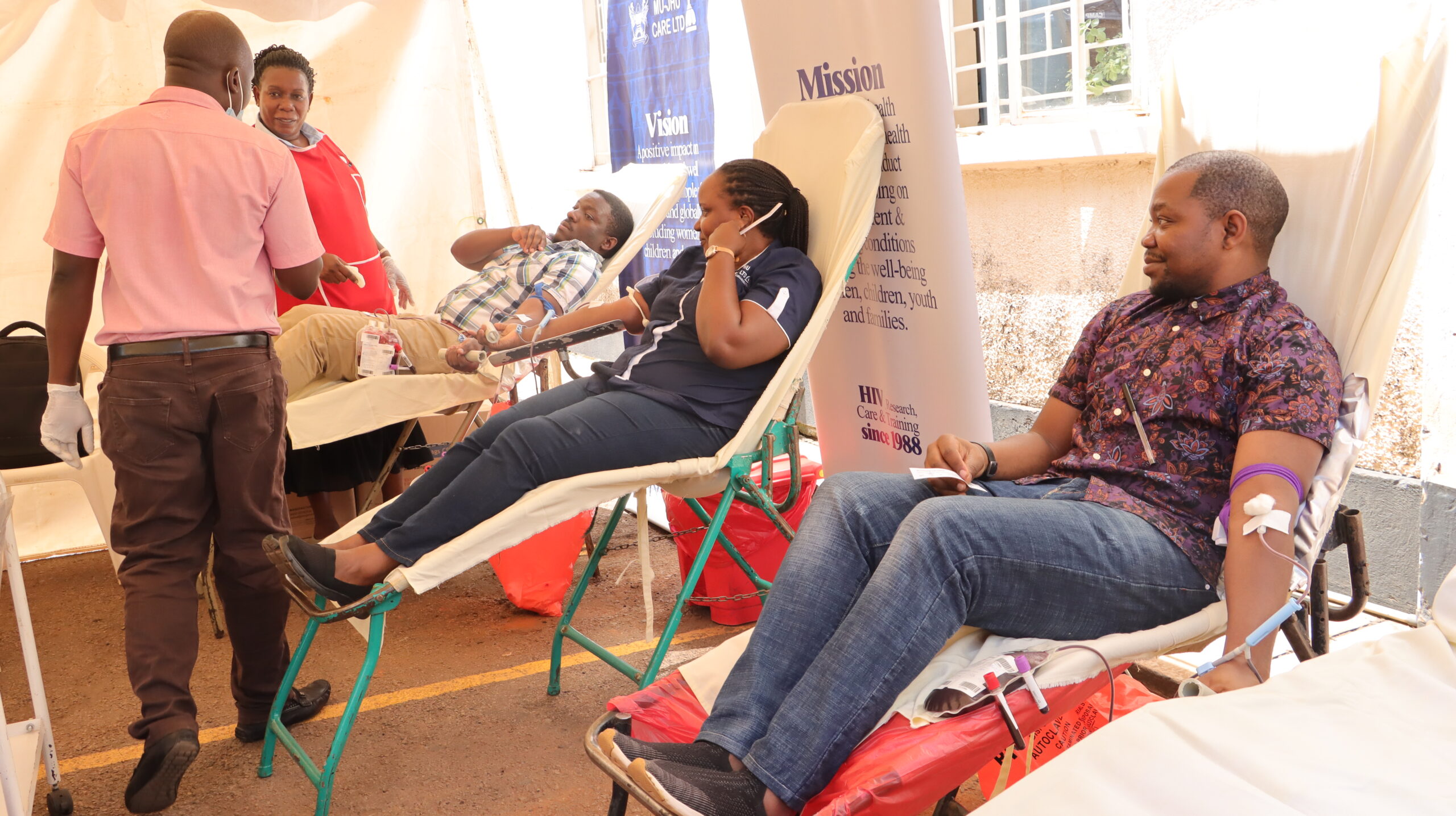 MUJHU Staff donate blood
